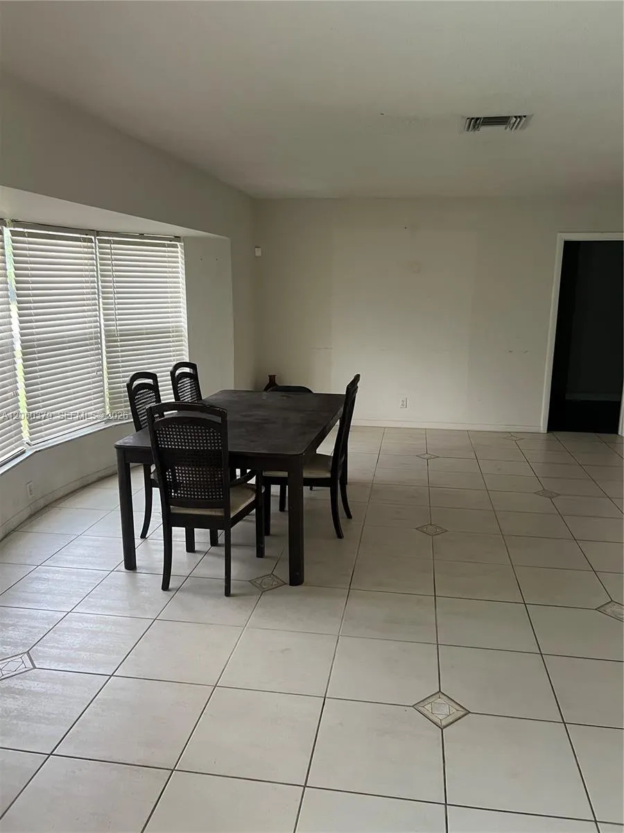 3700 NW 25th St Lauderdale Lakes, FL 33311