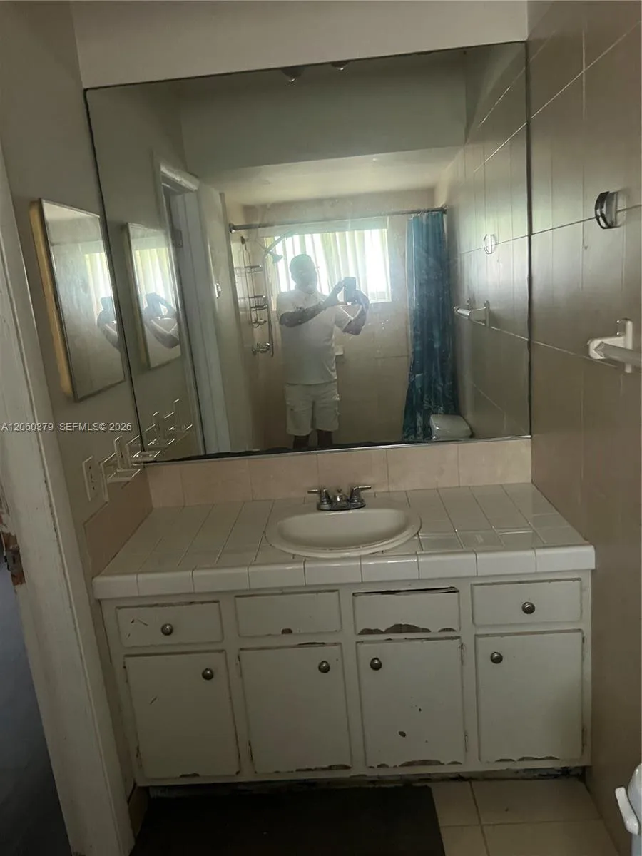 3700 NW 25th St Lauderdale Lakes, FL 33311