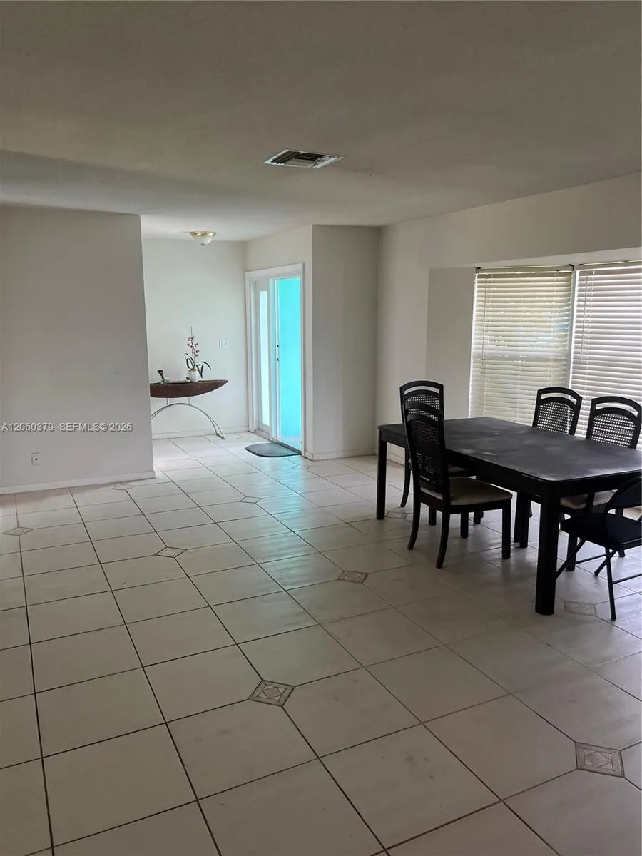 3700 NW 25th St Lauderdale Lakes, FL 33311