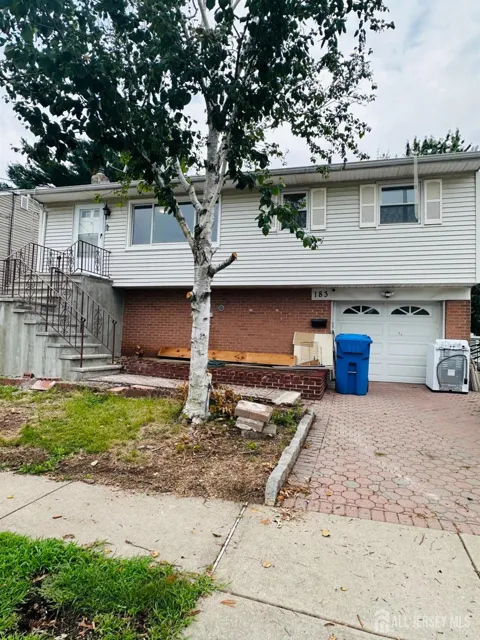 183 E Henry Place E