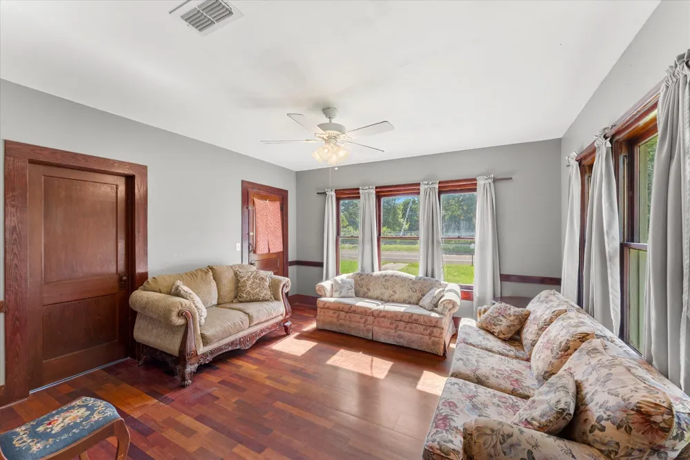 402 Market Street Grapeland, TX 75844