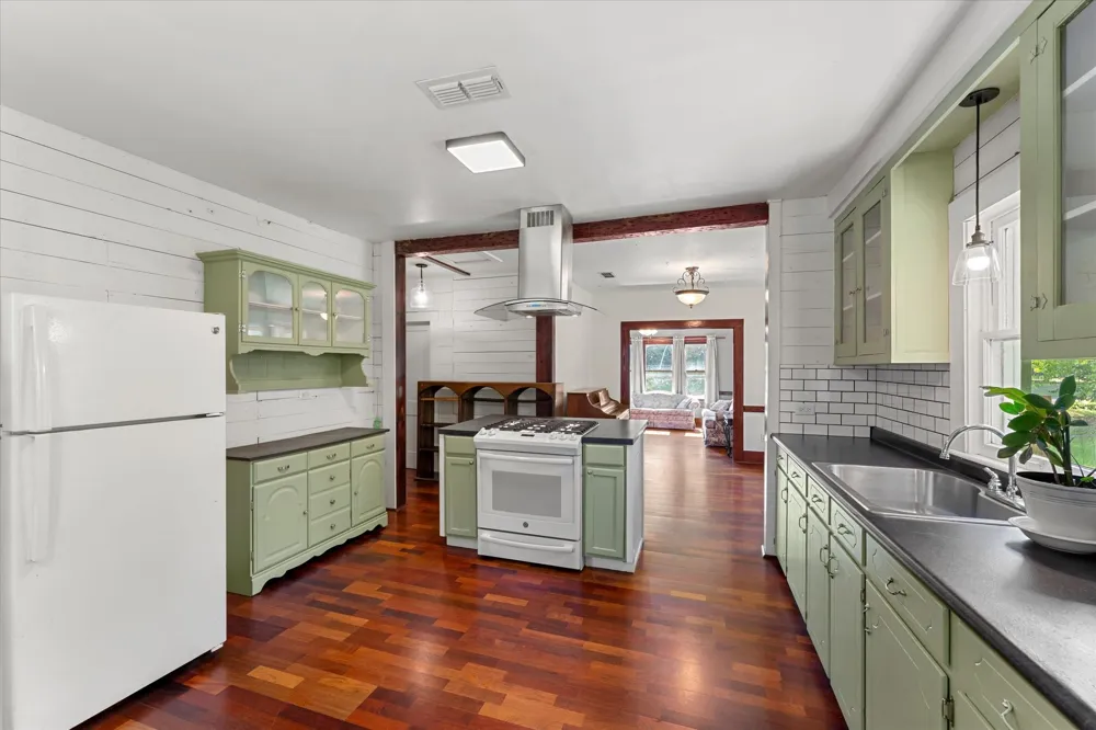 402 Market Street Grapeland, TX 75844