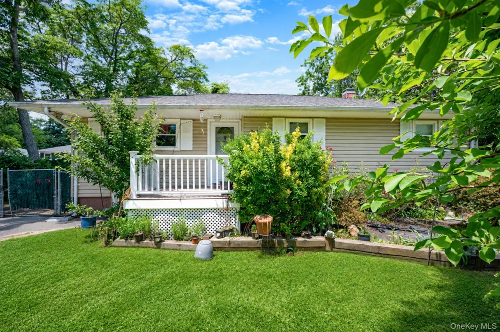 71 Pinewood Drive Shirley, NY 11967