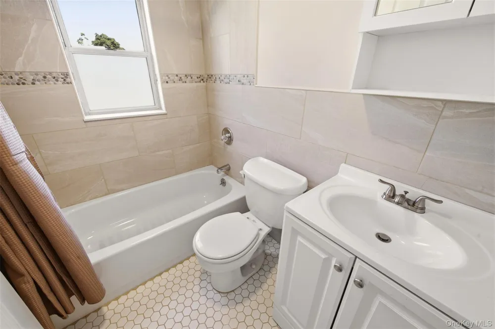 8 5th Street Bayville, NY 11709