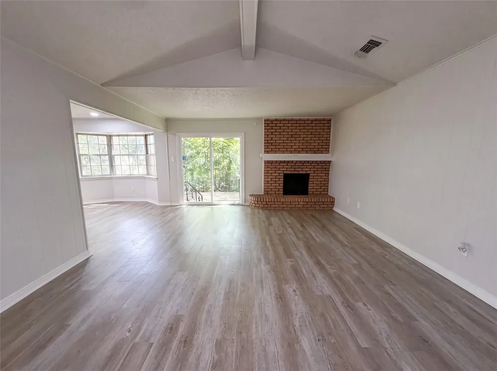 304 Brook Hollow Drive DeSoto, TX 75115