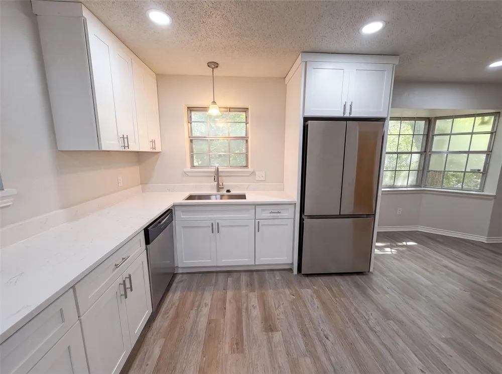 304 Brook Hollow Drive DeSoto, TX 75115