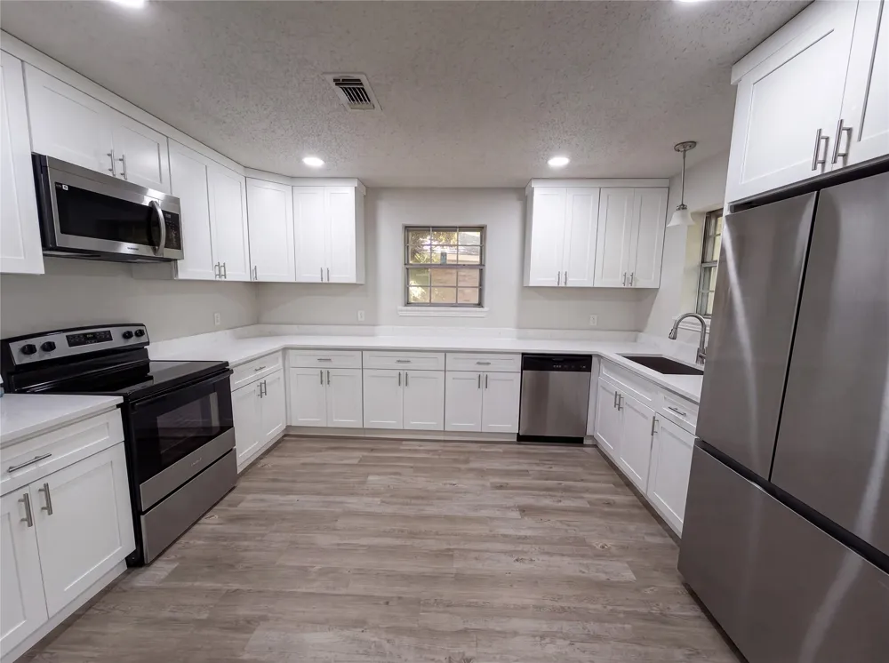 304 Brook Hollow Drive DeSoto, TX 75115