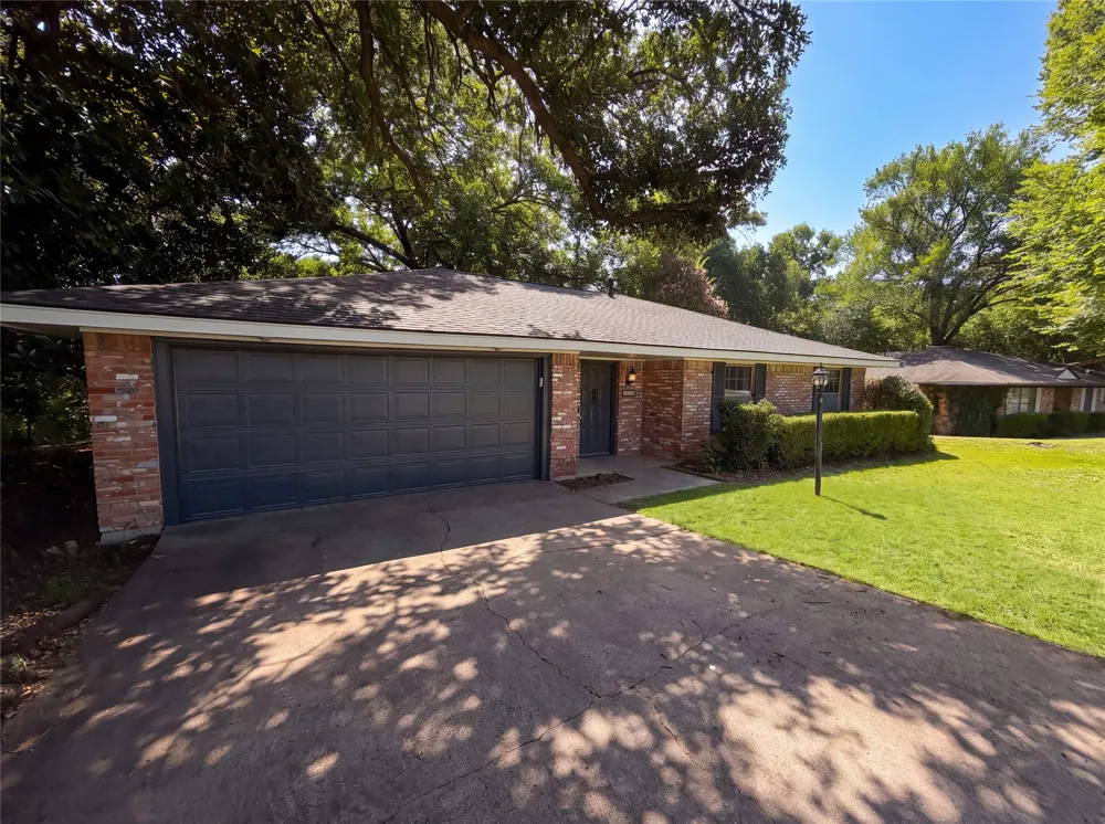 304 Brook Hollow Drive DeSoto, TX 75115