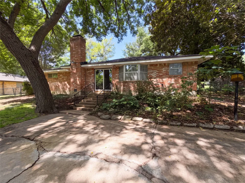 304 Brook Hollow Drive DeSoto, TX 75115