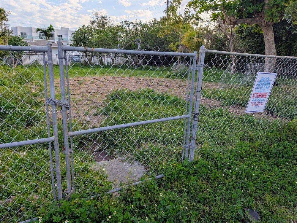 660 NE 86th St Miami, FL 33138