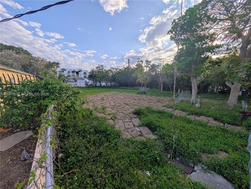 660 NE 86th St Miami, FL 33138