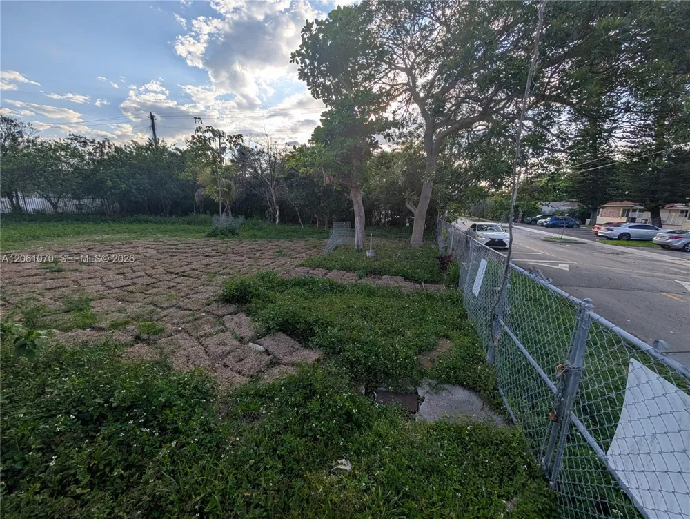 660 NE 86th St Miami, FL 33138