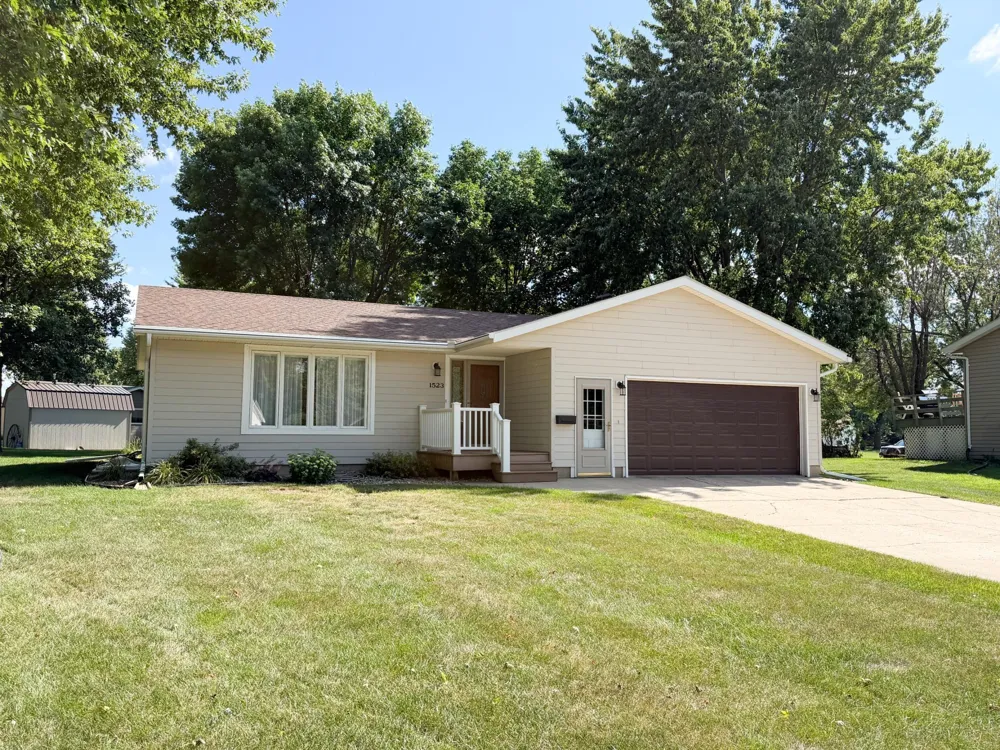 1523 Eckerson Drive Worthington, MN 56187