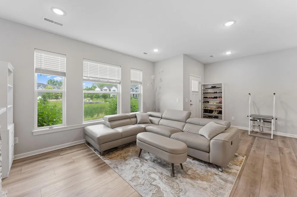 14524 Twin Lakes Circle Burnsville, MN 55306
