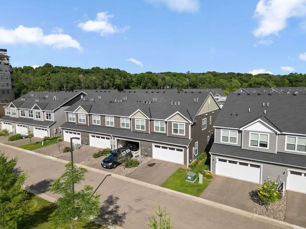 14524 Twin Lakes Circle Burnsville, MN 55306