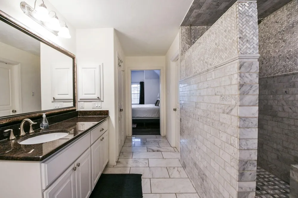 1111 W 26th Street Houston, TX 77008