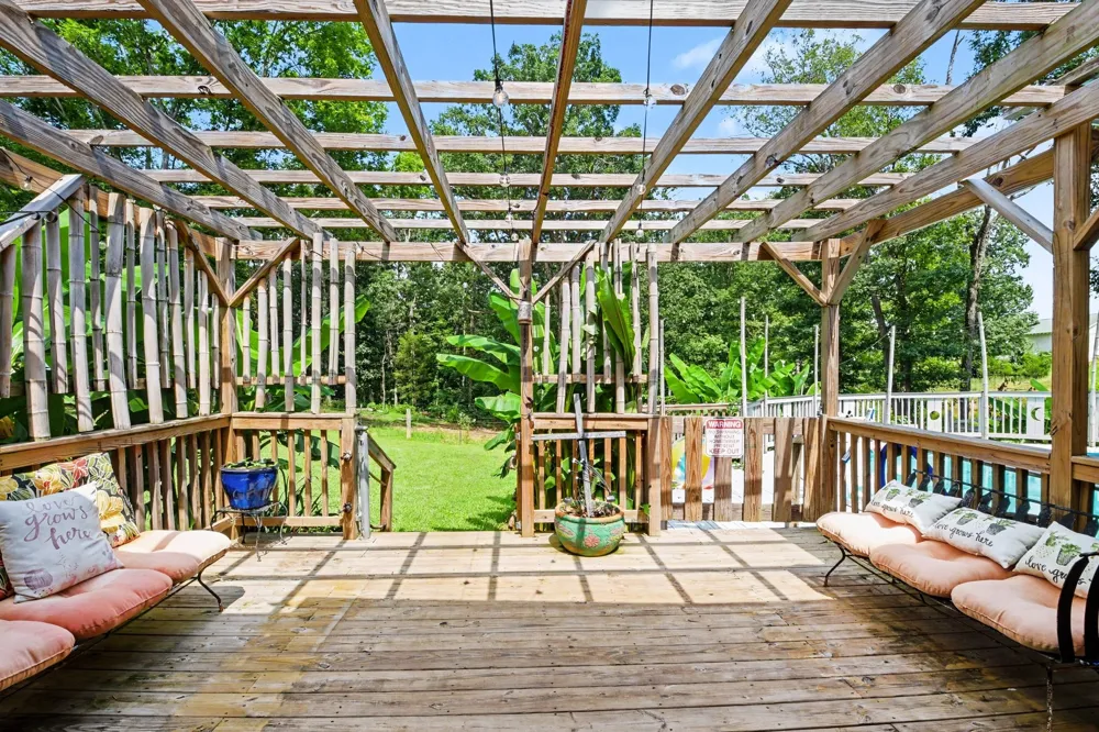 1040 Nosegay Rd White Bluff, TN 37187