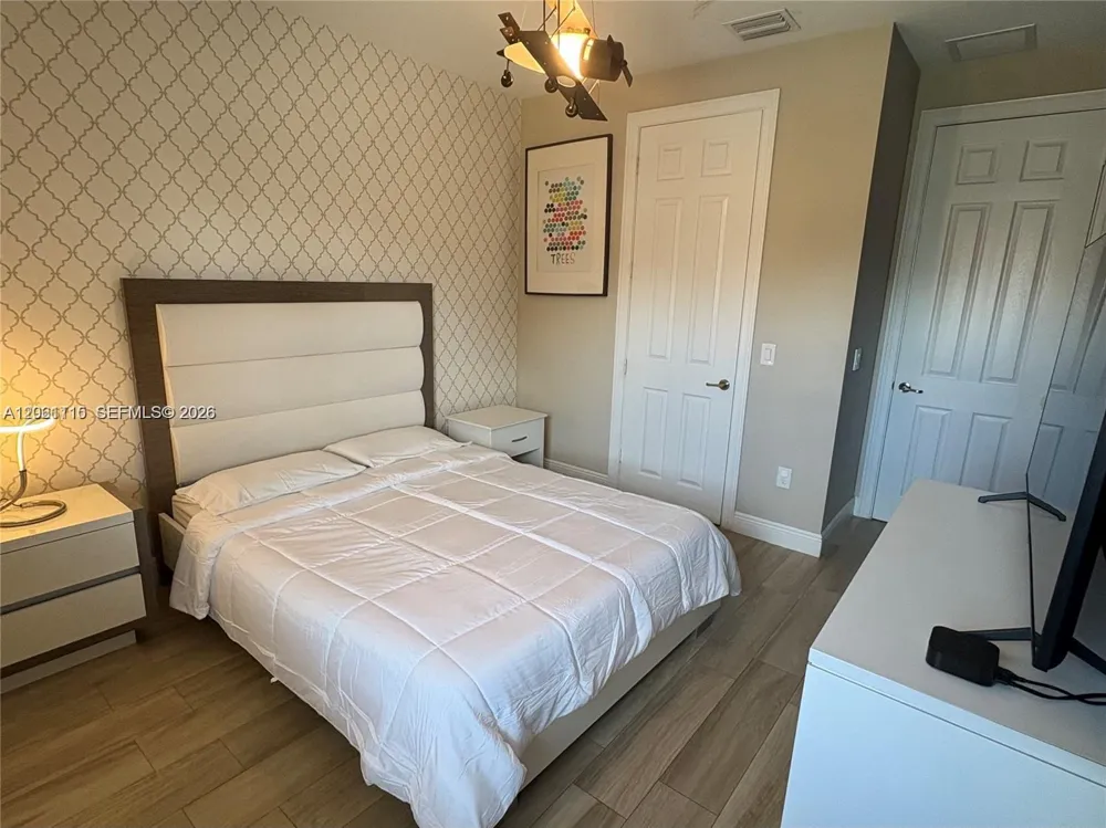 8925 NW 99th Ct Doral, FL 33178