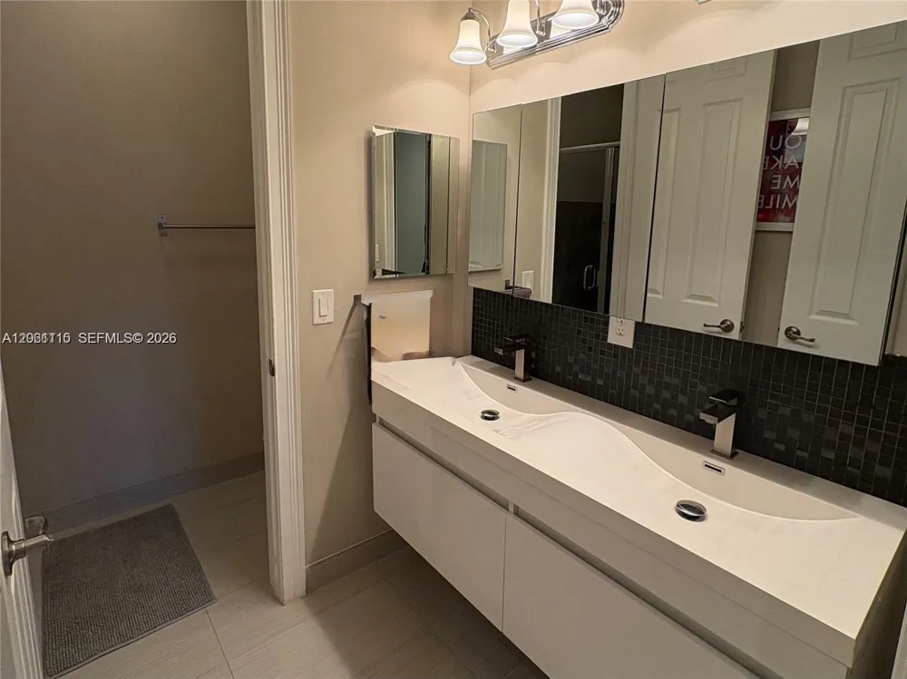 8925 NW 99th Ct Doral, FL 33178
