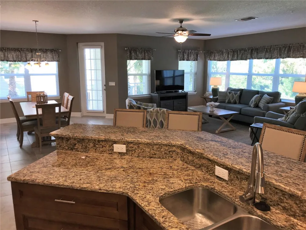 7730 34TH AVENUE W #101 Bradenton, FL 34209