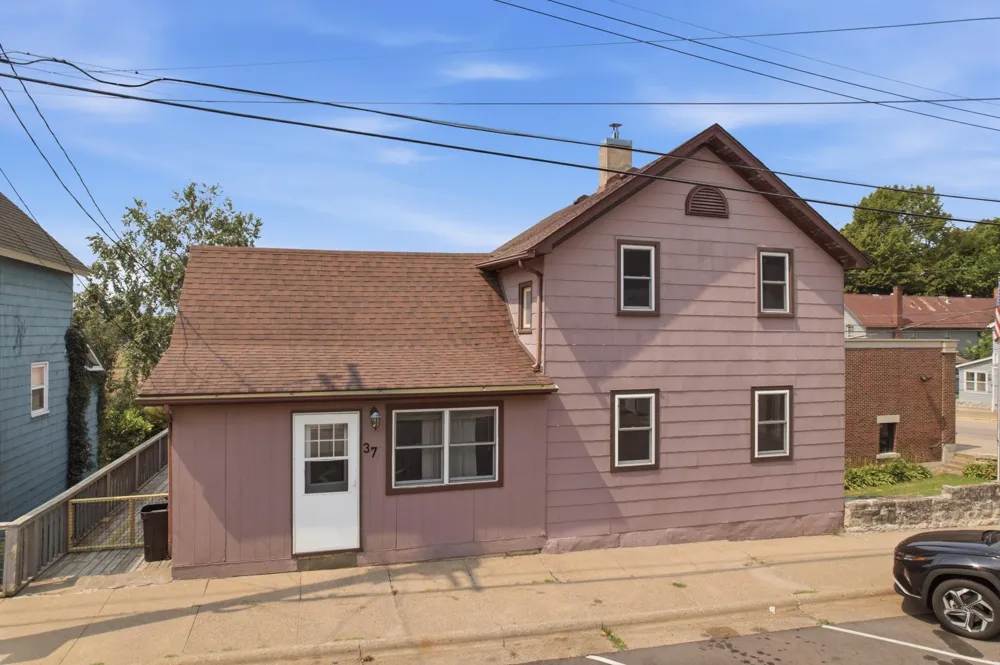 37 Hill Street Fountain City, WI 54629