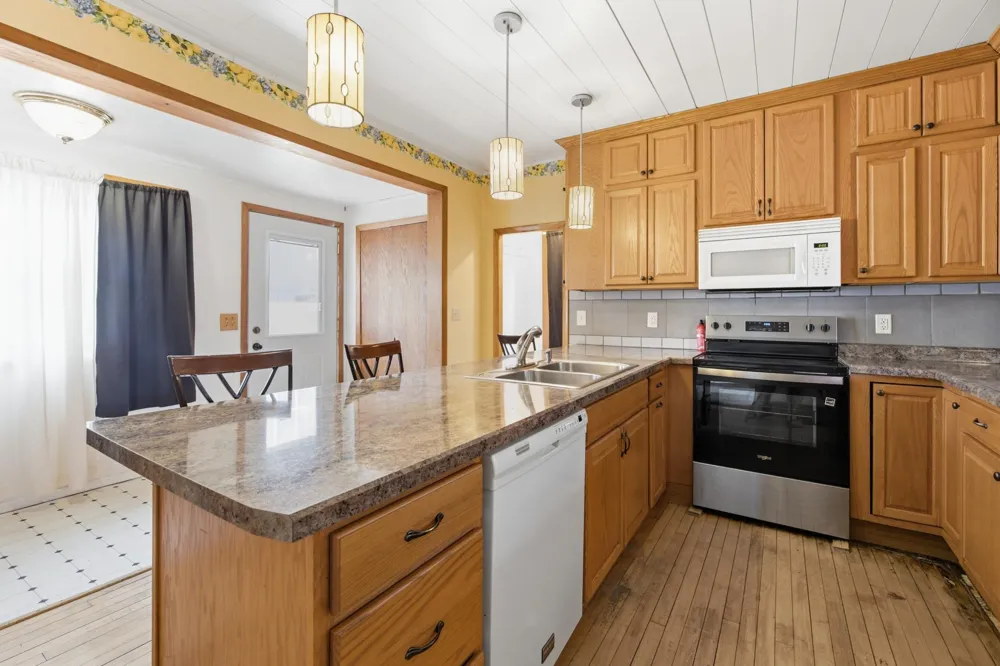 37 Hill Street Fountain City, WI 54629