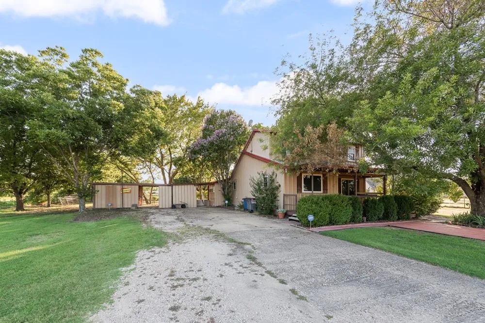 220 Crump Circle Red Oak, TX 75154