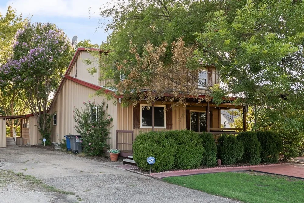 220 Crump Circle Red Oak, TX 75154