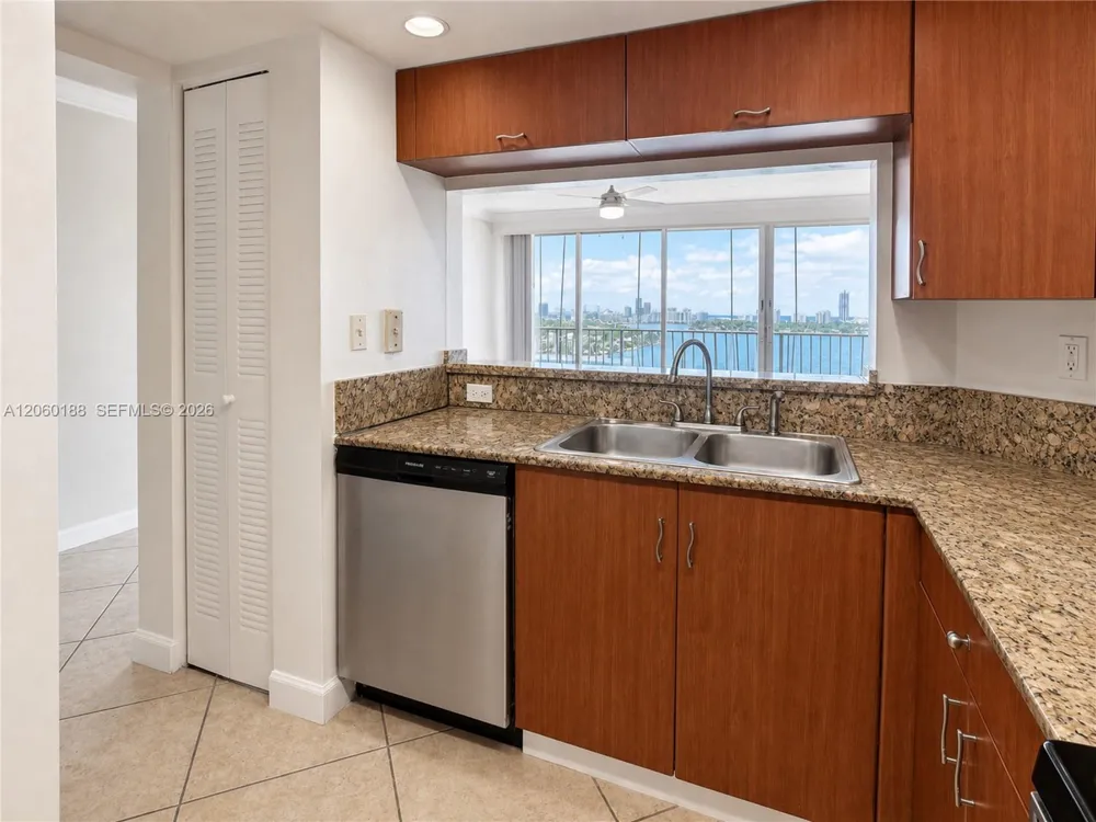 7601 E Treasure Dr #1807 North Bay Village, FL 33141
