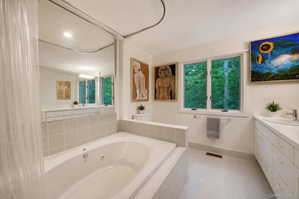16 Joshuas Path East Hampton, NY 11937