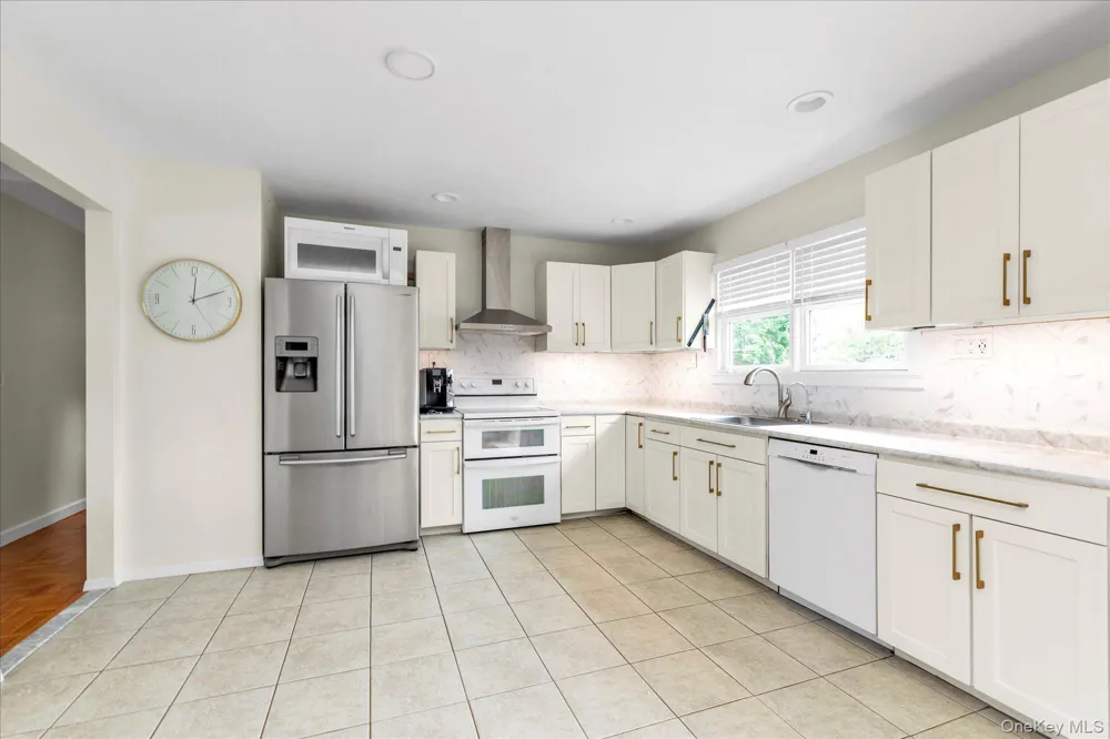 583 Erie Avenue Lindenhurst, NY 11757