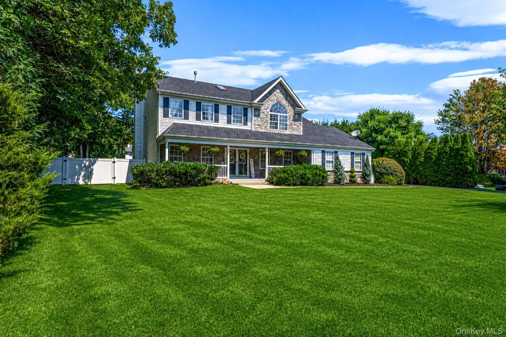 62 Ridgefield Drive Shoreham, NY 11786