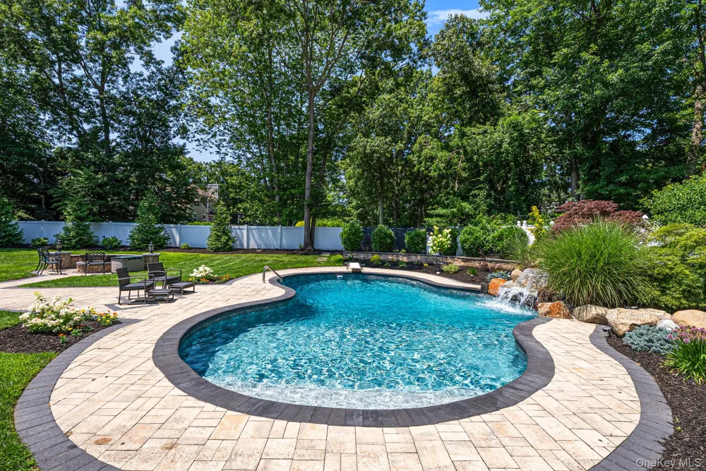 62 Ridgefield Drive Shoreham, NY 11786