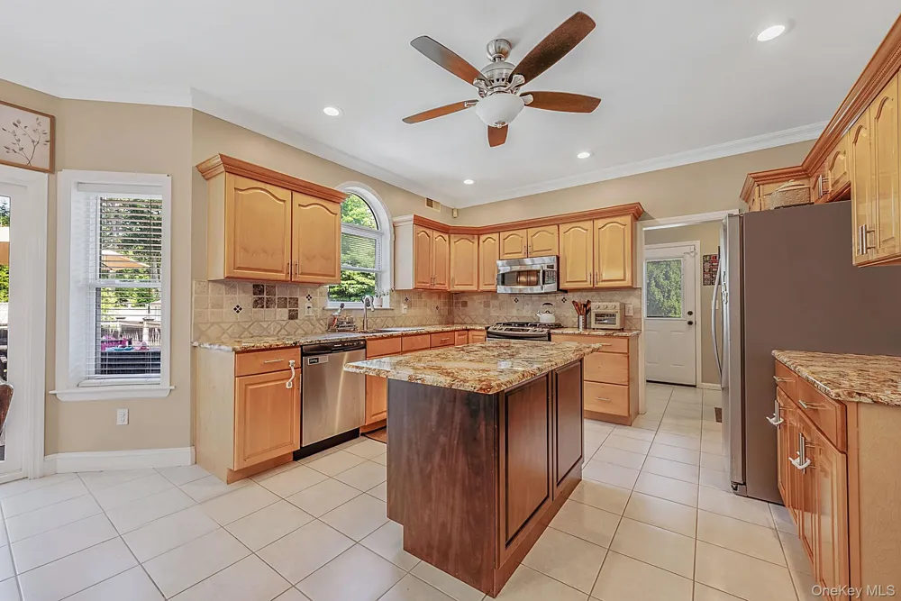 62 Ridgefield Drive Shoreham, NY 11786