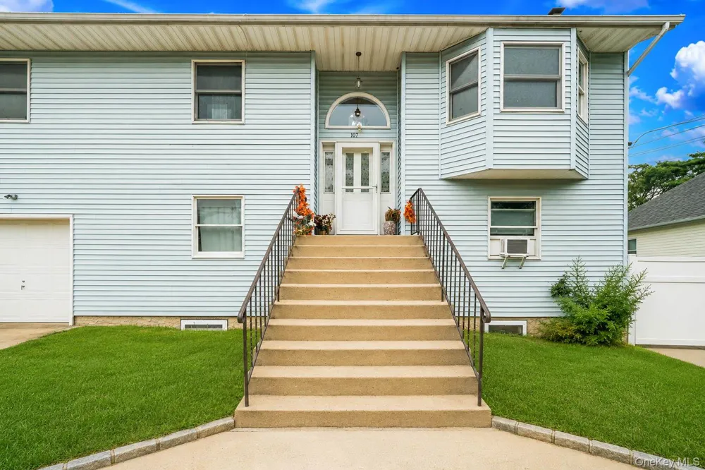 107 Cedar Oaks Avenue Farmingville, NY 11738