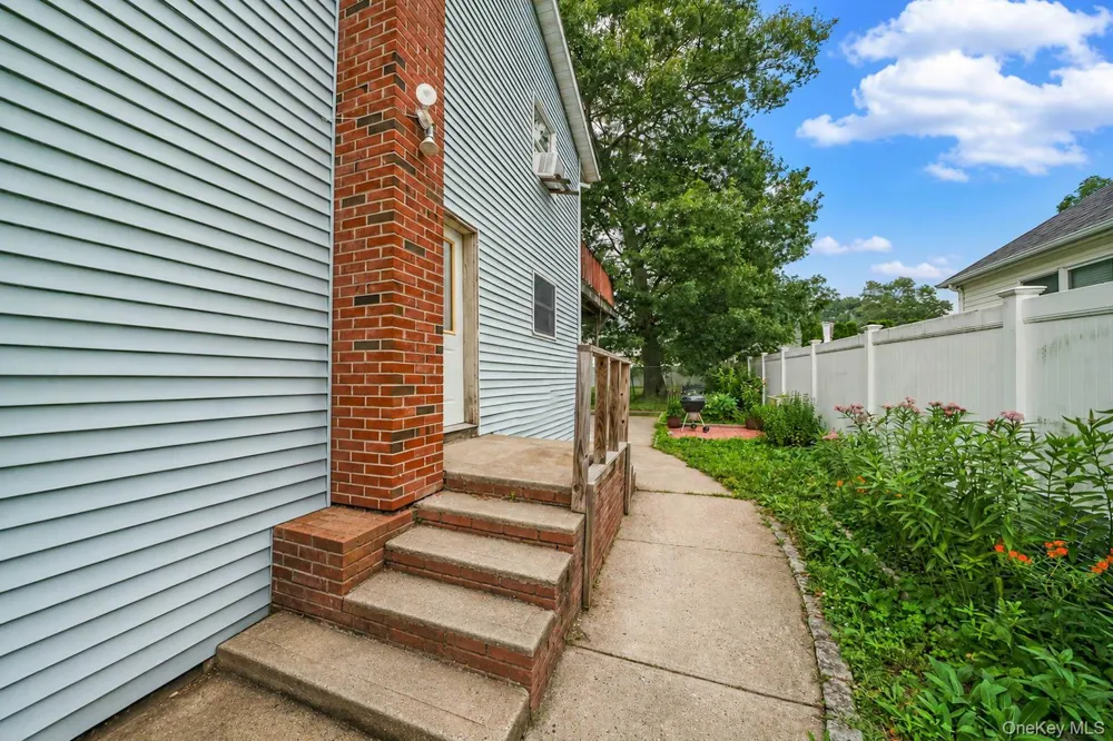 107 Cedar Oaks Avenue Farmingville, NY 11738