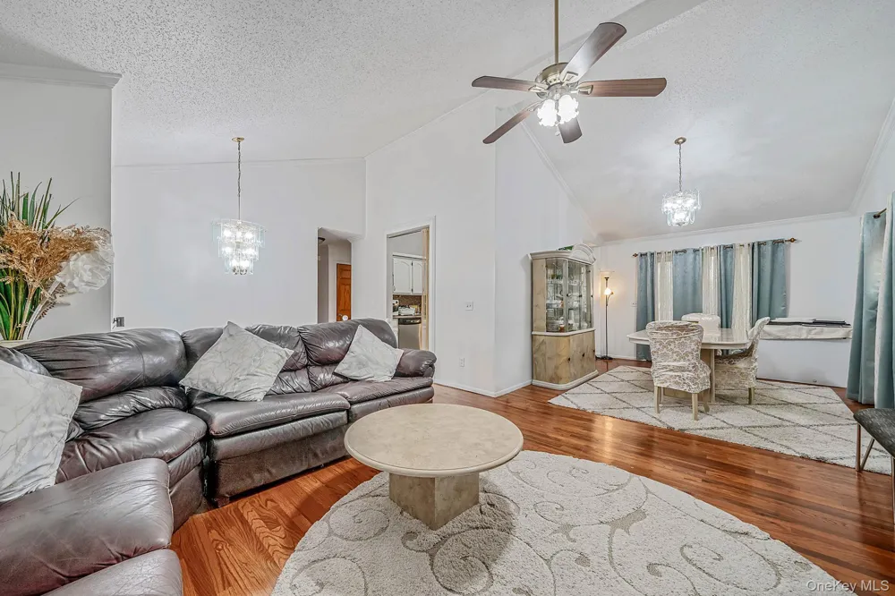 107 Cedar Oaks Avenue Farmingville, NY 11738