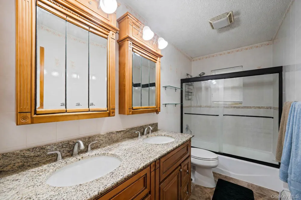 107 Cedar Oaks Avenue Farmingville, NY 11738