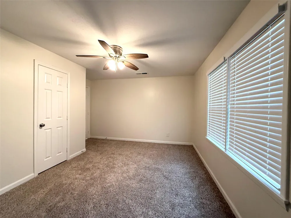 8 Piney Way Angleton, TX 77515