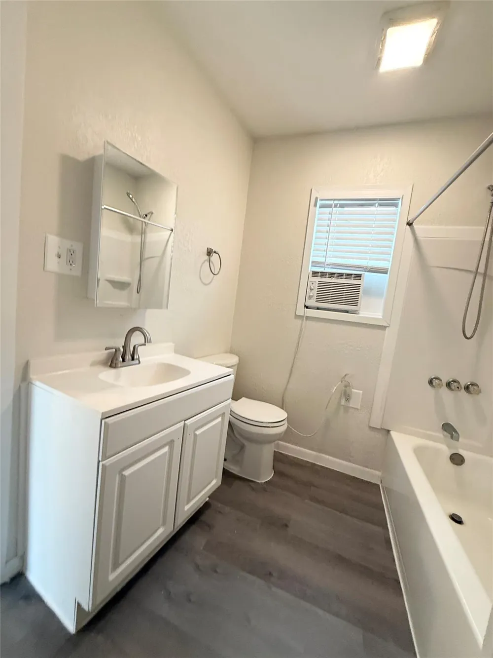 8 Piney Way Angleton, TX 77515