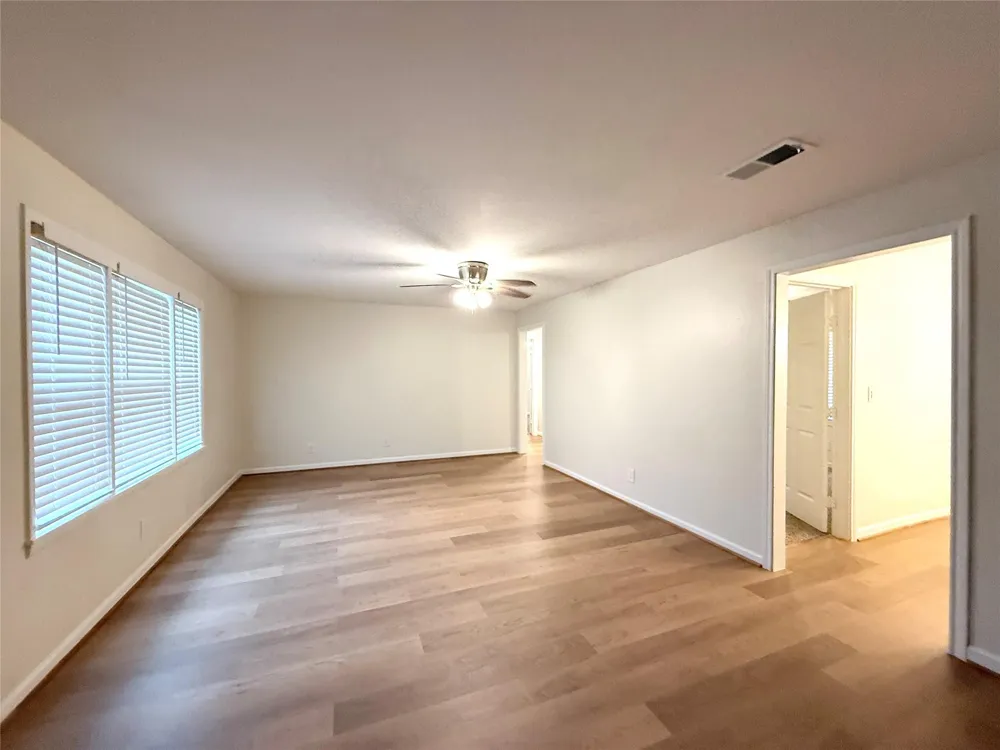 8 Piney Way Angleton, TX 77515