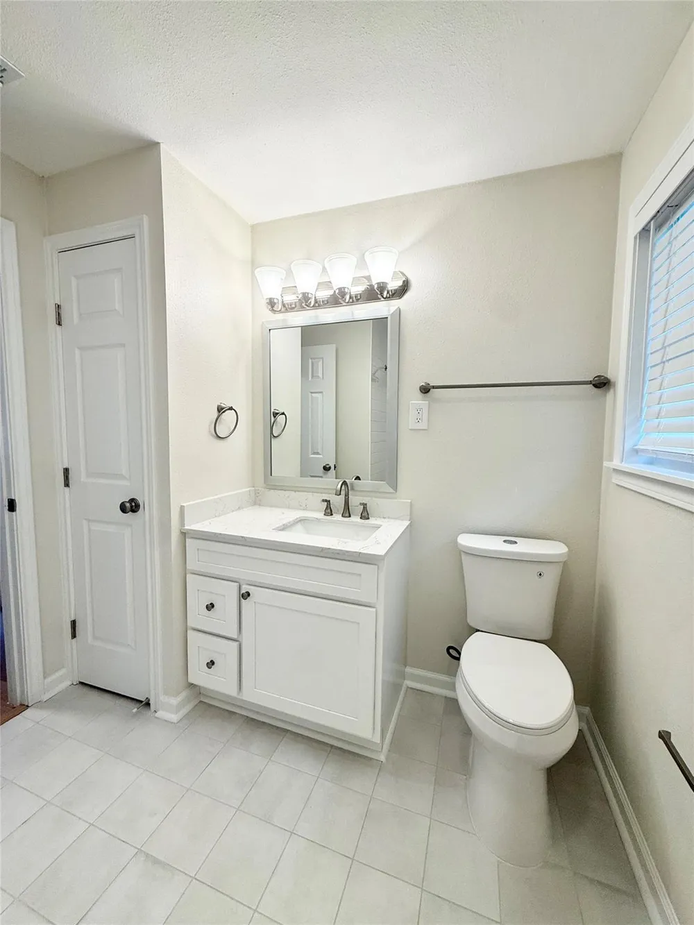 8 Piney Way Angleton, TX 77515