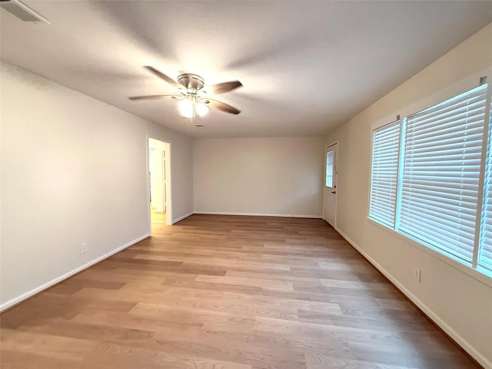 8 Piney Way Angleton, TX 77515