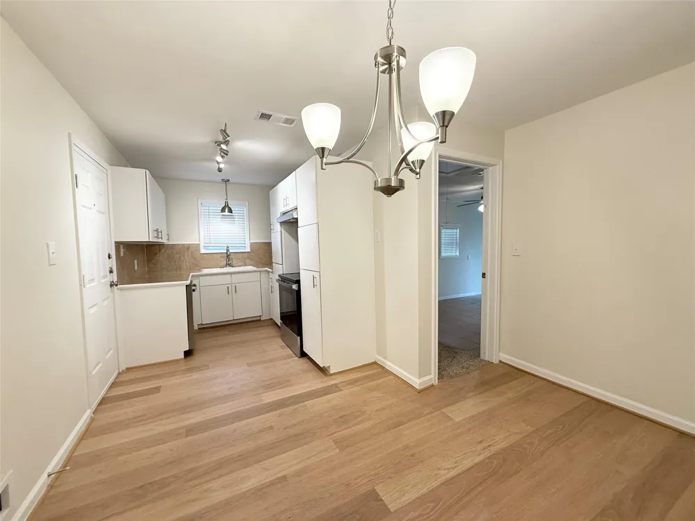 8 Piney Way Angleton, TX 77515