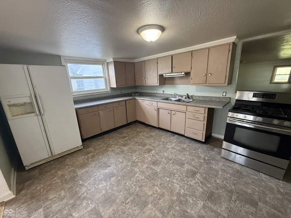 2705 S H STREET Elwood, IN 46036