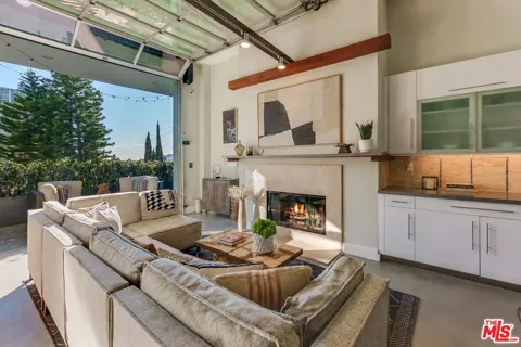 1152 La Cienega Boulevard