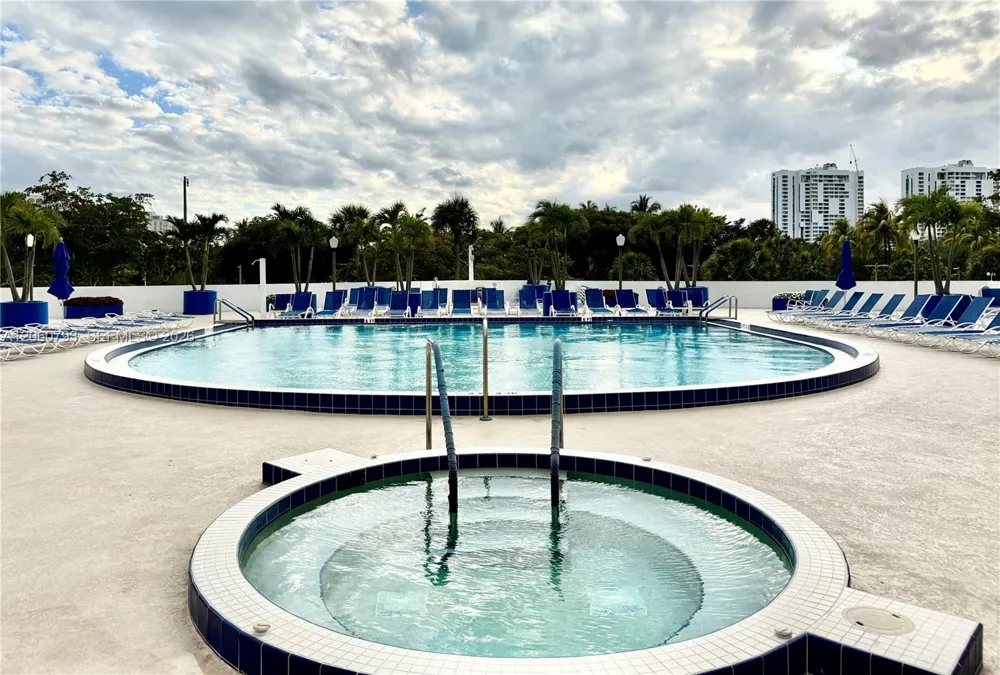 3701 Country Club Dr #2205 Aventura, FL 33180