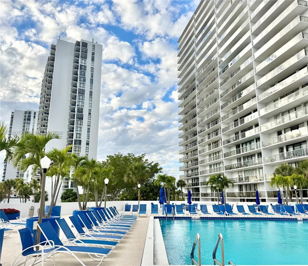 3701 Country Club Dr #2205 Aventura, FL 33180