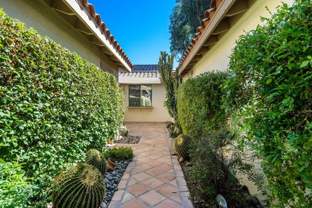 186 Gran Via Palm Desert, CA 92260