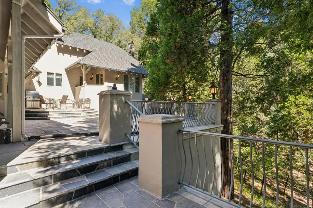 391 Cedar Ridge Drive Lake Arrowhead, CA 92352